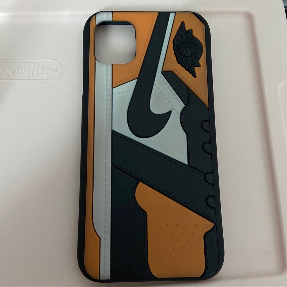 Air Jordan 1 iphone 11 case